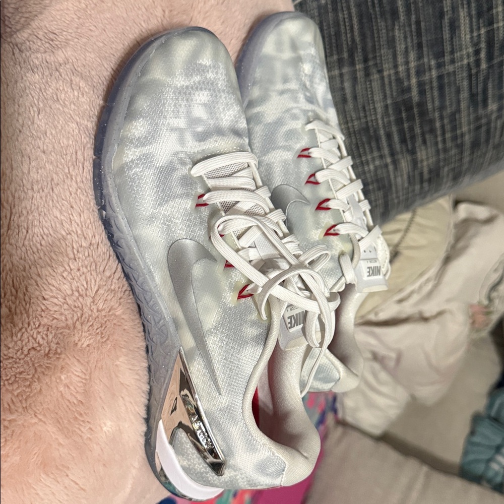 Nike White and Metallic Silver Running Shoes Metcom 4 - size 9